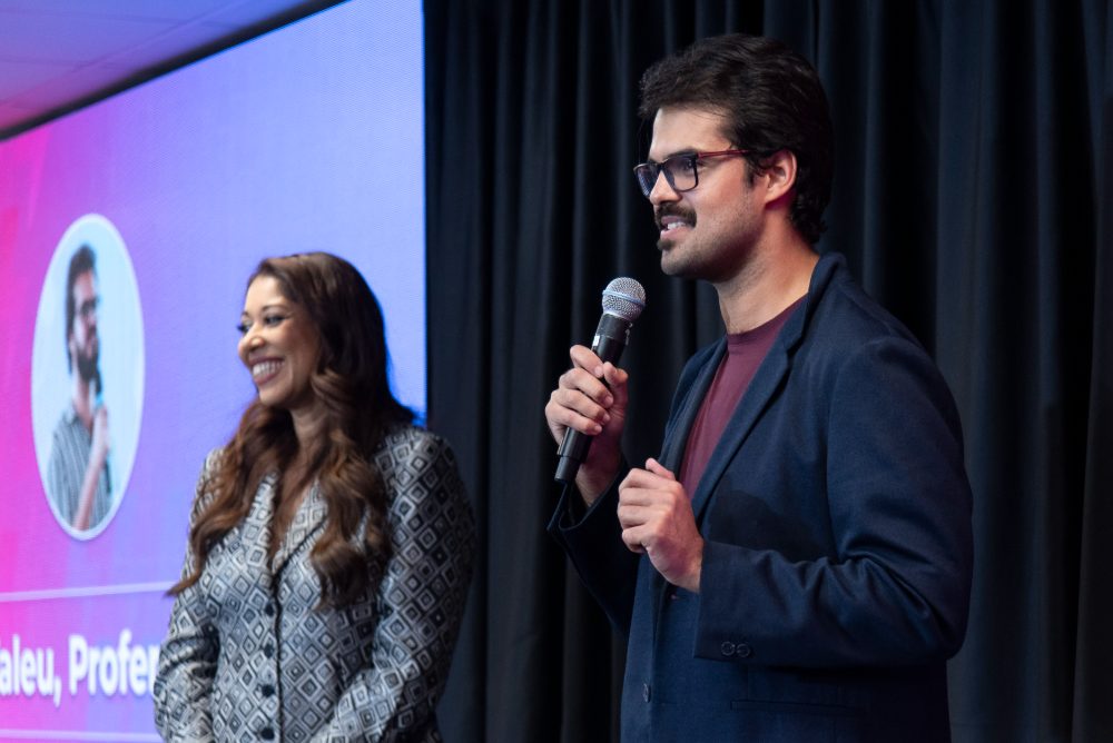 Victor Lambertucci em evento no palco